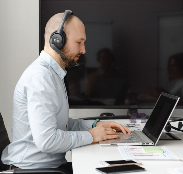 persona trabajando de forma atenta con auriculares